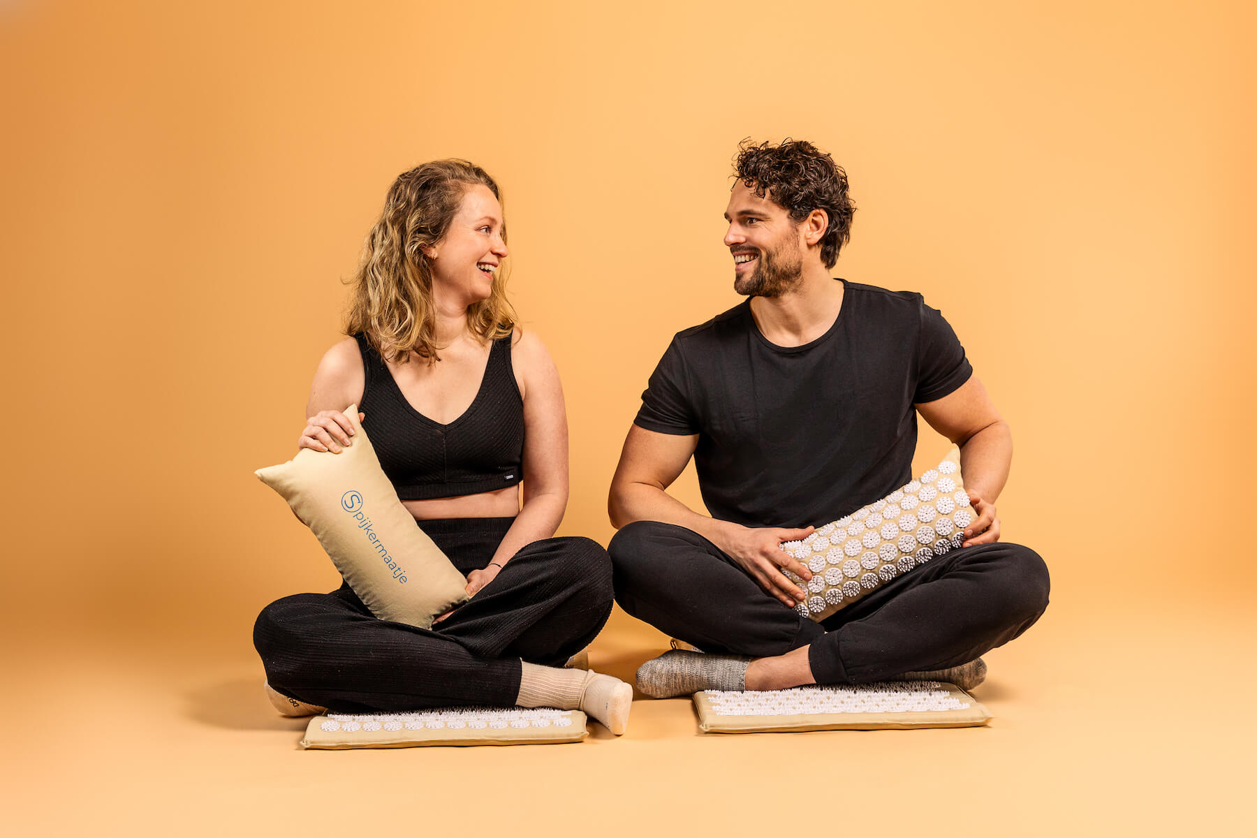 Ontspan tijdens drukte met Spijkermaatje.  Verminder stressgerelateerde klachten. Gebruik ons spijkermatje met ontspanningsoefeningen voor een makkelijke effectieve ontspanning tijdens jouw moment van zelfzorg.