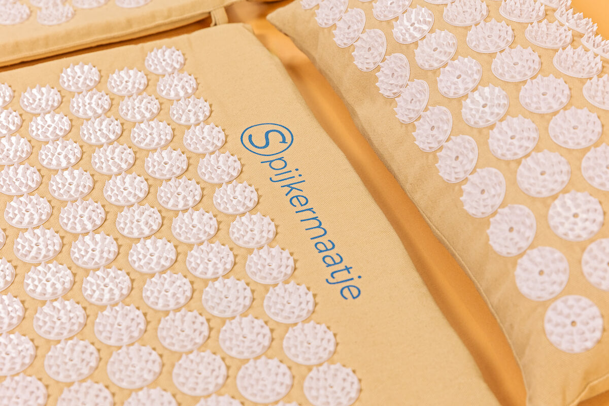 Ontspan tijdens drukte met Spijkermaatje.  Verminder stressgerelateerde klachten. Gebruik ons spijkermatje met ontspanningsoefeningen voor een makkelijke effectieve ontspanning tijdens jouw moment van zelfzorg.