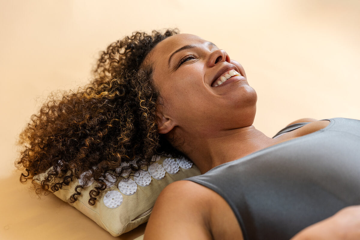 Ontspan tijdens drukte met Spijkermaatje.  Verminder stressgerelateerde klachten. Gebruik ons spijkermatje met ontspanningsoefeningen voor een makkelijke effectieve ontspanning tijdens jouw moment van zelfzorg.